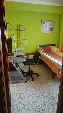 Amplia y cuidada habitación en Málaga