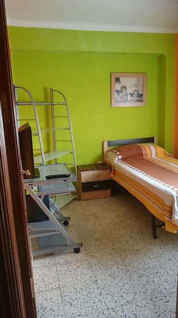 Amplia y cuidada habitación en Málaga