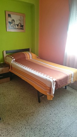 Amplia y cuidada habitación en Málaga