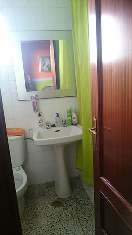 Amplia y cuidada habitación en Málaga