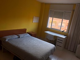Amplia habitación con cama doble en el centro de Tarragona