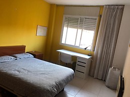 Amplia habitación con cama doble en el centro de Tarragona