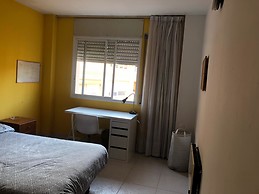 Amplia habitación con cama doble en el centro de Tarragona