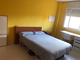 Amplia habitación con cama doble en el centro de Tarragona