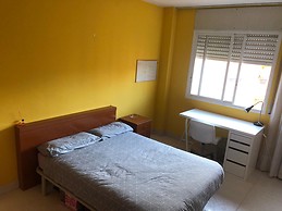 Amplia habitación con cama doble en el centro de Tarragona