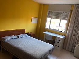 Amplia habitación con cama doble en el centro de Tarragona