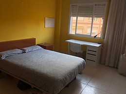 Amplia habitación con cama doble en el centro de Tarragona