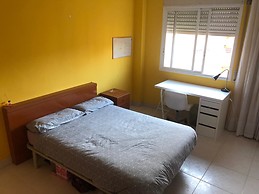 Amplia habitación con cama doble en el centro de Tarragona