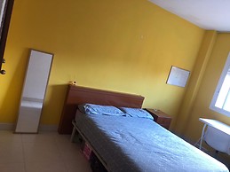 Amplia habitación con cama doble en el centro de Tarragona