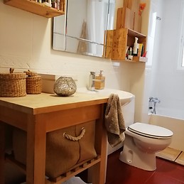 Amplia habitación para chica estudiante