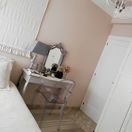 Amplia habitación para chica estudiante