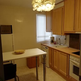 Amplia habitación para chica estudiante