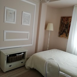 Amplia habitación para chica estudiante