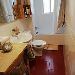 Amplia habitación para chica estudiante