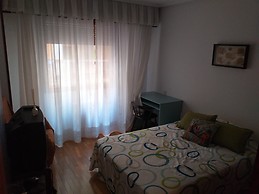 Amplia habitación en pleno centro de Logroño.