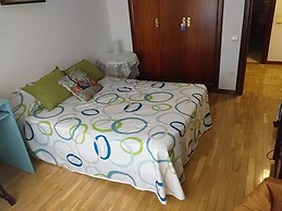 Amplia habitación en pleno centro de Logroño.