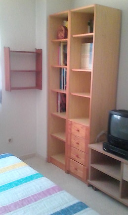 AMPLIA Y LUMINOSA HABITACIÓN. 12 M. ARMARIO EMPOTRADO COMPLETAME