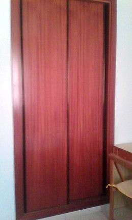 AMPLIA Y LUMINOSA HABITACIÓN. 12 M. ARMARIO EMPOTRADO COMPLETAME