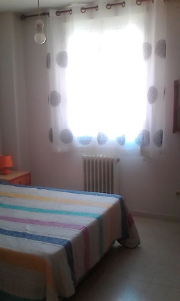 AMPLIA Y LUMINOSA HABITACIÓN. 12 M. ARMARIO EMPOTRADO COMPLETAMENTE ADECUADO. ESTANTERIAS, MESA DE ESTUDIO.