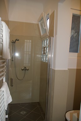 Very central quiet and bright apartment in excellent location