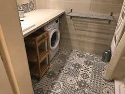 Beautiful spacious furnished room in newly renovated flat availa