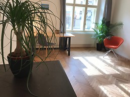 Beautiful spacious furnished room in newly renovated flat available NOW