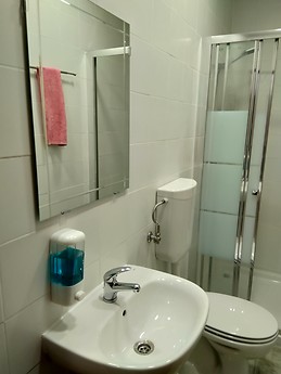 Bed in a 8 female dorm - Shared WCs