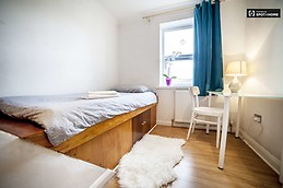 The ideal room you were looking for in London with internet: it's just perfect and pleasant