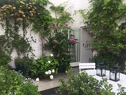 Fantastic and light room best central spot - near university and downtown