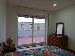 Bom quarto, mobilado, orientação solar a nascente e com acesso a