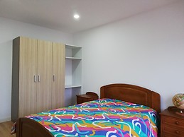 Bom quarto, mobilado, orientação solar a nascente e com acesso ao terraço.