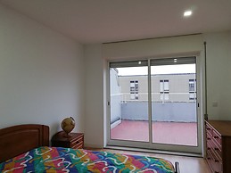 Bom quarto, mobilado, orientação solar a nascente e com acesso a