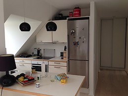 Bright and fully refurbished room in sunny apartment in beautifu