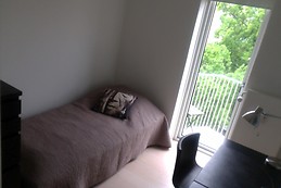 Bright and fully refurbished room in sunny apartment in beautifu