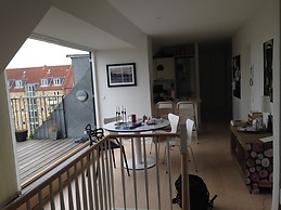 Bright and fully refurbished room in sunny apartment in beautiful and peaceful surroundings