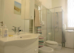 Bright and Furnished Rooms for rent in Wonderful 2bedroom Apartm