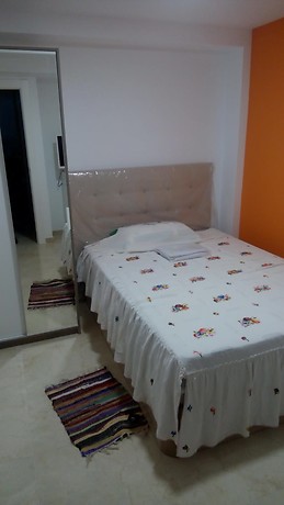 buena habitacion nueva y para estrenar con canape 135x190 plasma armario y cajonero nuevo te esta esperando, el juego de cama y