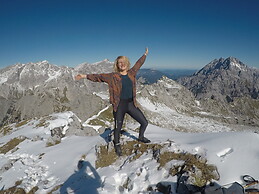 Jasmin Joshi-Thompson