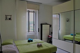 Camera Doppia for short period, situata in zona molto servita di