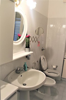 Camera Doppia for short period, situata in zona molto servita di supermercato, posta, farmacia, pizzeria a legno, ristoranti e t