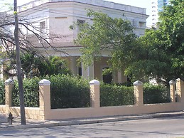 Casa Colonial de 5 Habitaciones y grandes espacios ideal para estudiantes, en la Céntrica Ave de los Presidentes.