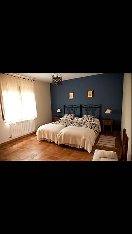 Casa grande para compartir habitacion con baño privado compartimos salon cocina y jardin.