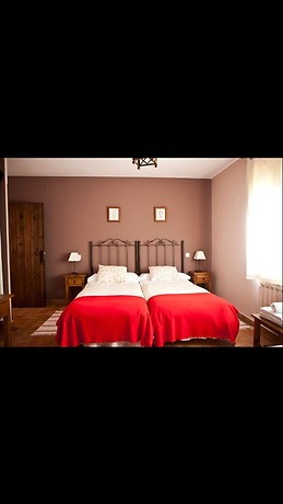 Casa grande para compartir habitacion con baño privado compartimos salon cocina y jardin.