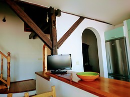 Spacious and bright 3-bedroom apartment with balcony close to th