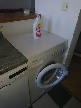 Spacious and bright 3-bedroom apartment with balcony close to th