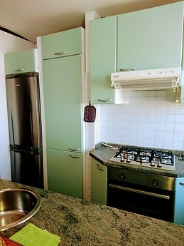 Spacious and bright 3-bedroom apartment with balcony close to th