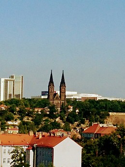 Spacious and bright 3-bedroom apartment with balcony close to th