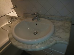 Spacious and bright 3-bedroom apartment with balcony close to th