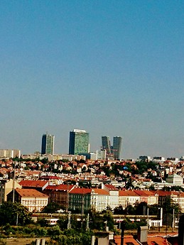 Spacious and bright 3-bedroom apartment with balcony close to th