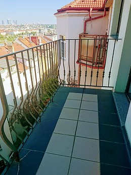 Spacious and bright 3-bedroom apartment with balcony close to th